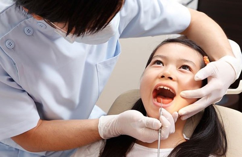 Phụ huynh đưa trẻ đến thăm khám răng định kỳ